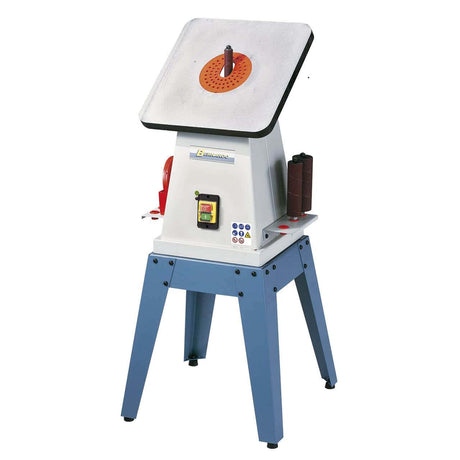 Vista frontale della levigatrice a mandrino oscillante OVS 80 con piano inclinabile 0°–45°, stand integrato con vano accessori, attacco aspirazione Ø 50 mm e 3 mandrini abrasivi in dotazione.