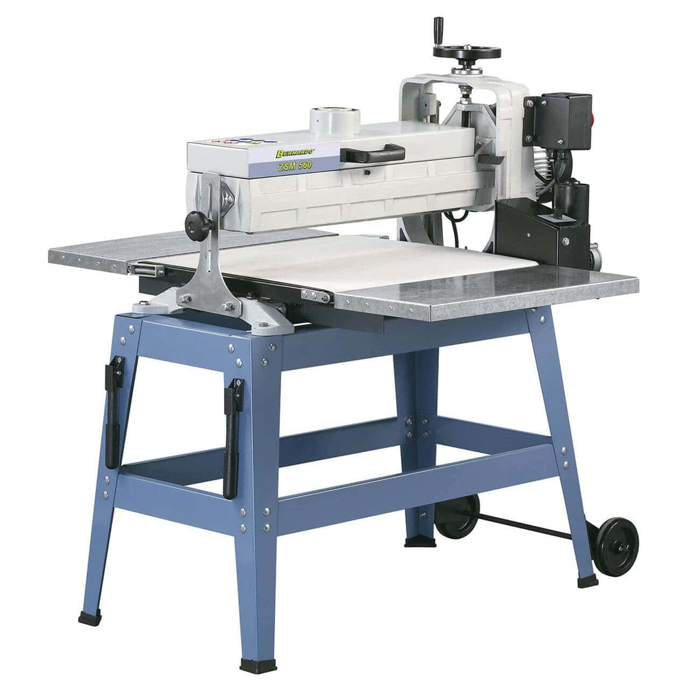 Vista laterale della levigatrice a cilindro ZSM 560 con stand a rulli e prolunghe tavolo montate, ideale per grandi pannelli e superfici in legno.