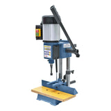 Vista frontale della HM 12 P, con struttura compatta, guida regolabile e testa a cremagliera, perfetta per lavorazioni hobbistiche di alta precisione.