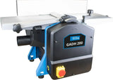 Pialla a filo e spessore Güde GADH 200 con tavoli in alluminio pressofuso e regolazione del piano a spessore tramite volantino, ideale per lavorazioni di precisione.