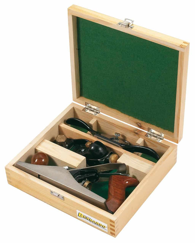 Set di 5 pialle a mano in legno di faggio con lame in acciaio temprato, impugnature ergonomiche e meccanismi di regolazione di precisione. La collezione include modelli di diverse dimensioni per sgrossatura, livellatura e rifinitura di superfici in legno, ideale per falegnami professionisti o hobbisti esigenti.