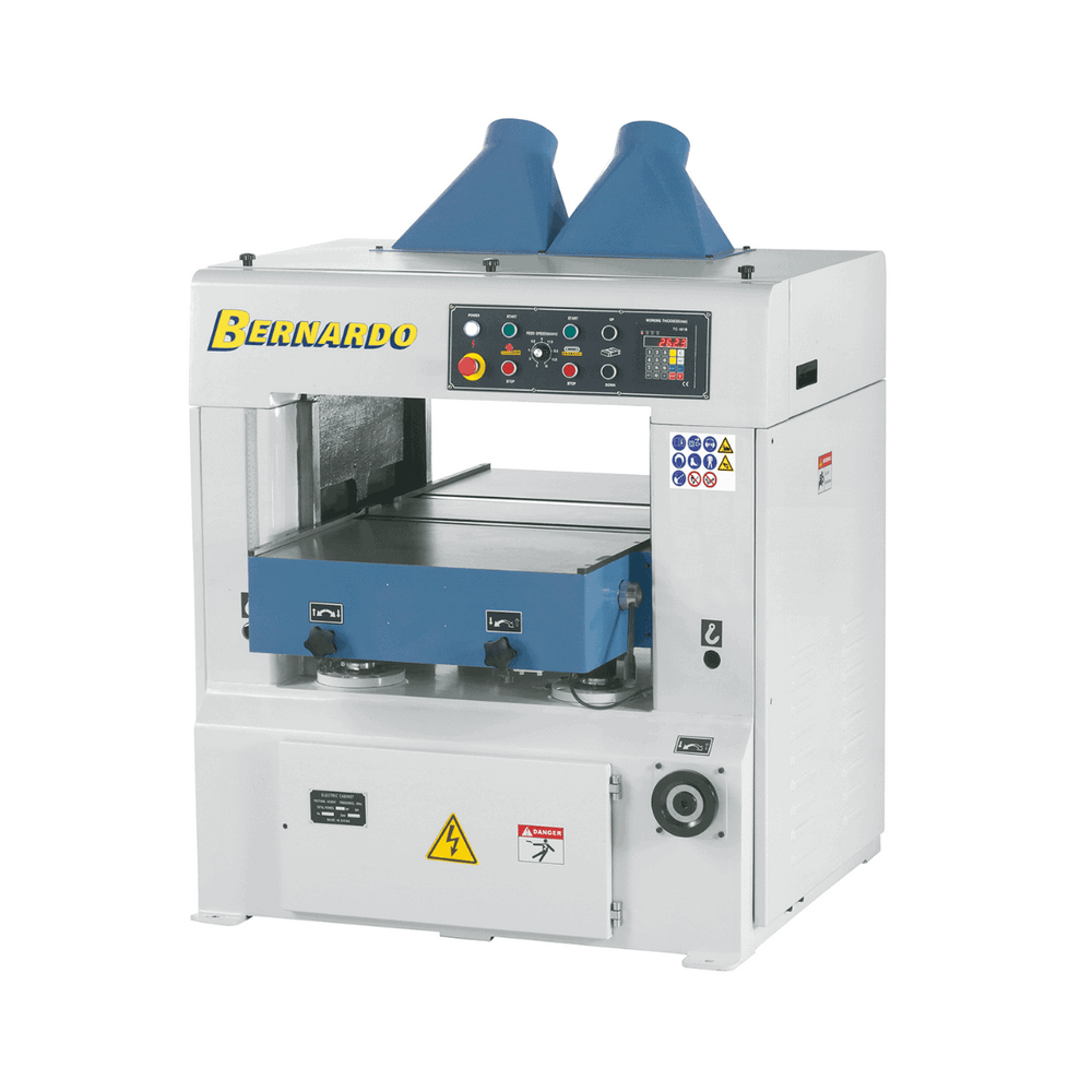Pialla a spessore Bernardo TP 630 D 400 V con tavolo motorizzato, display digitale e rulli di avanzamento regolabili, ideale per falegnamerie e carpenterie professionali.