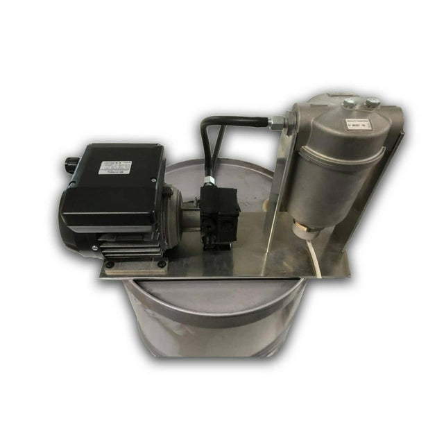 Pompa con filtro integrato e preriscaldamento, progettata per garantire un flusso costante e una filtrazione efficace, completa di scocca compatta, connessioni idrauliche robuste e sistema di riscaldamento interno per prevenire gelate o condensa.