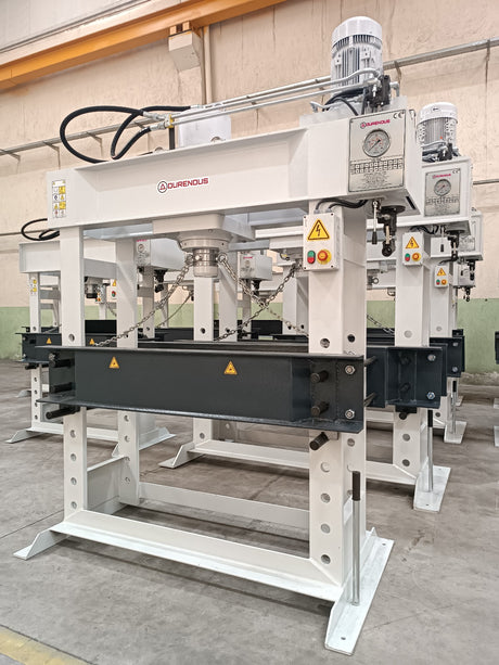 Pressa idraulica professionale DW100 da 100 ton con cilindro mobile manuale, struttura rinforzata e piano lavoro 1000 x 350 mm.