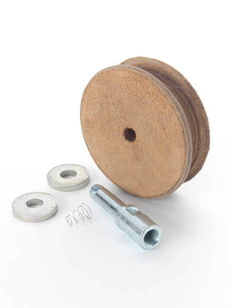 Dettaglio della ruota in cuoio profilata WG250/N per lucidatura del filo utensile su affilatrice ad acqua WG250.