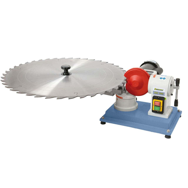 Vista dell’affilatrice SBS 1000 con mola diamantata Ø125, unità mola inclinabile ±20° e porta-lama orientabile, adatta per l’affilatura di lame circolari di grande diametro con dentature ATB e angoli negativi.