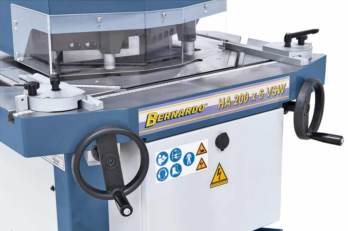 Scantonatrice idraulica per lamiera