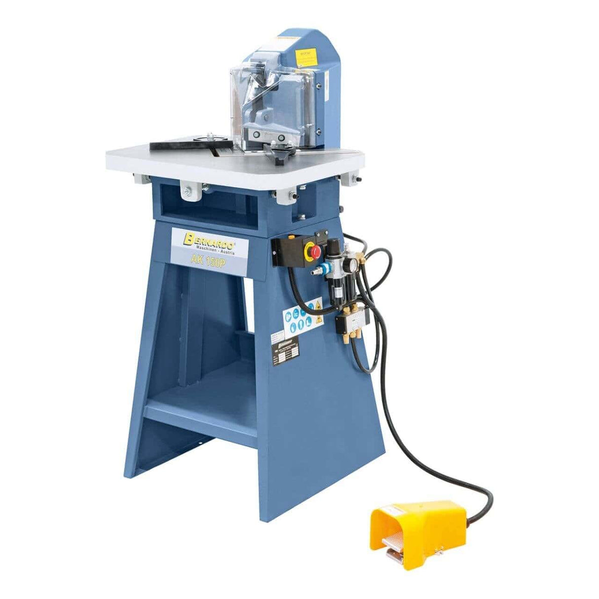 Bernardo Scantonatrice pneumatica AK 150 P con tavola 600 x 460 mm, capacità di taglio fino a 2 mm e pedale pneumatico di sicurezza.