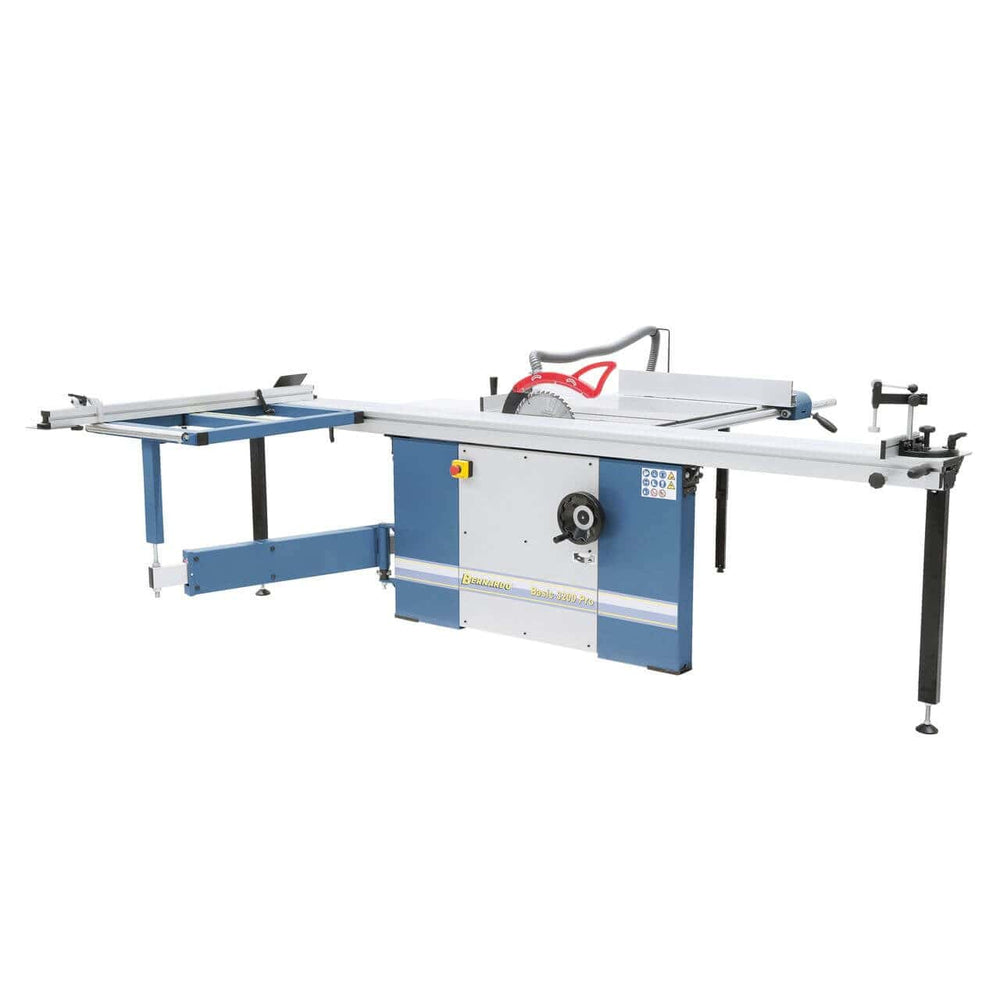 Vista frontale della sega circolare Basic 3200 Pro con tavolo in ghisa, carro scorrevole da 3200 mm, guida telescopica e rullo di supporto per il taglio preciso di pannelli ingombranti.