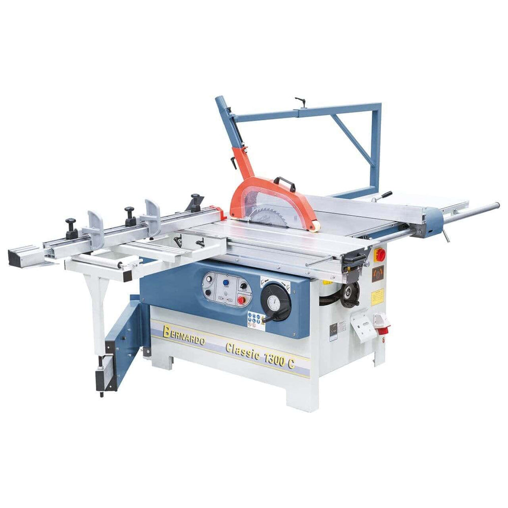 Vista della sega circolare Classic 1300 C con carro scorrevole da 1300 mm, tavolo in ghisa, gruppo incisore e guida telescopica. Ideale per lavorazioni di precisione in spazi ridotti.