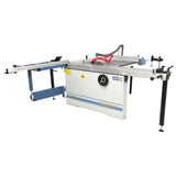 Vista della sega circolare FKS 2600 Pro con carro scorrevole da 2600 mm, tavolo in ghisa, lama inclinabile, guida telescopica e accessori professionali per il taglio di pannelli.