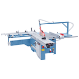 Vista completa della Procut 3200 in officina: sega circolare industriale con carro da 3200 mm e display digitale per angolo di taglio.