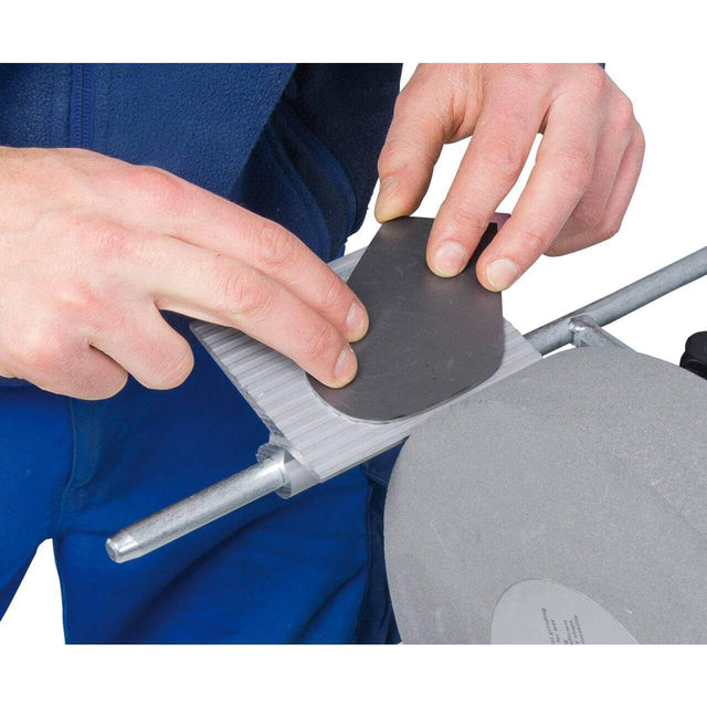  Piano di supporto robusto e regolabile per affilatrici NTS 250, ideale per mantenere stabilità e precisione durante l'affilatura.