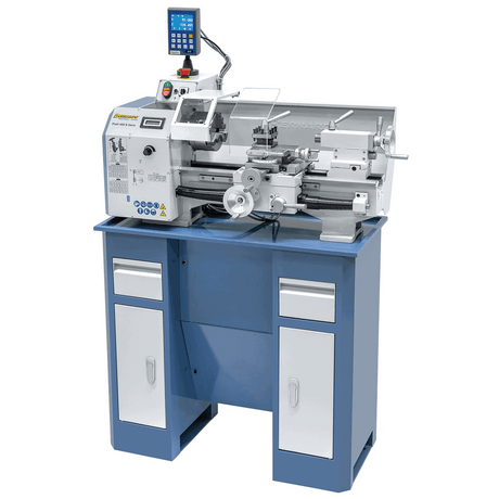 Tornio Bernardo Profi 450 S Vario con distanza tra le punte 450 mm, mandrino Ø 125 mm e DRO 2 assi DT 40 per lavorazioni precise.
