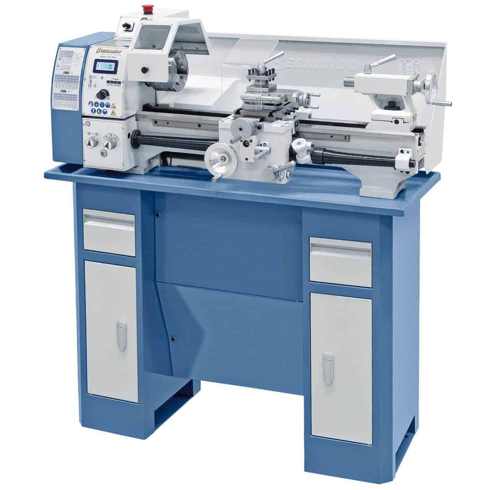 Tornio Bernardo Profi 550 PRO Vario / 230 V con velocità variabile elettronica, passaggio barra Ø 26 mm e accessori inclusi.