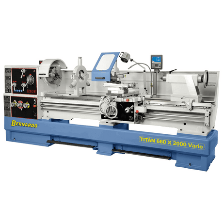Tornio Bernardo TITAN 660 x 2000 Vario con distanza punte 2000 mm, foro mandrino 105 mm e motore da 7,5 kW, adatto a lavorazioni industriali.