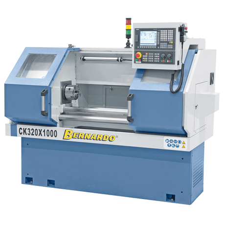 Vista del tornio CNC CK 320 x 500 con torretta a 6 posizioni, mandrino Ø 160 mm, carenatura compatta e controllo Siemens 808D Advanced.