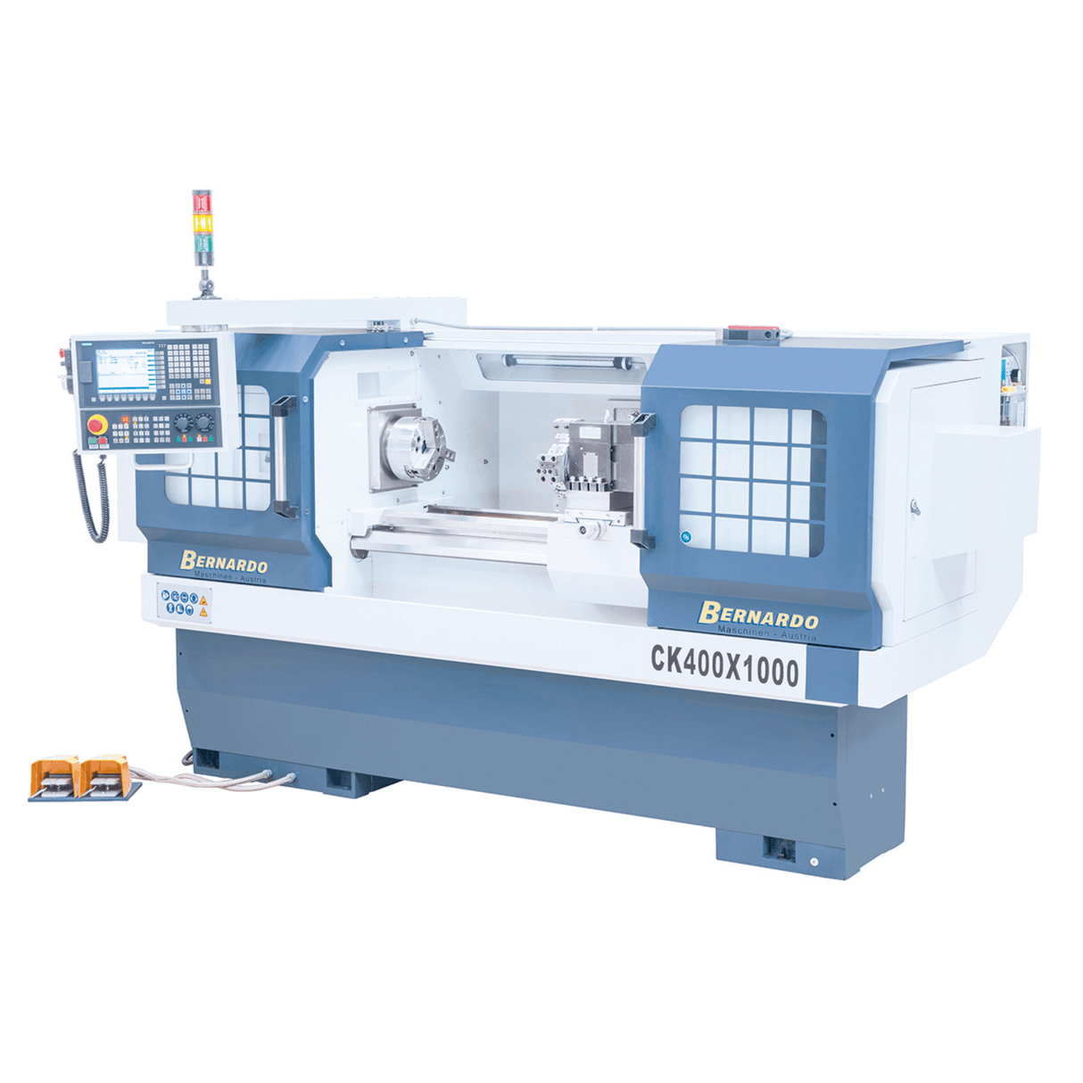 Vista del tornio CNC con controllo Siemens 808D Advanced, torretta a 8 posizioni, mandrino idraulico Ø 200 mm e struttura robusta con carenatura completa.