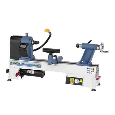 Tornio per legno DB 450 su struttura in ghisa, dotato di accessori, luce di lavoro e comandi frontali intuitivi.