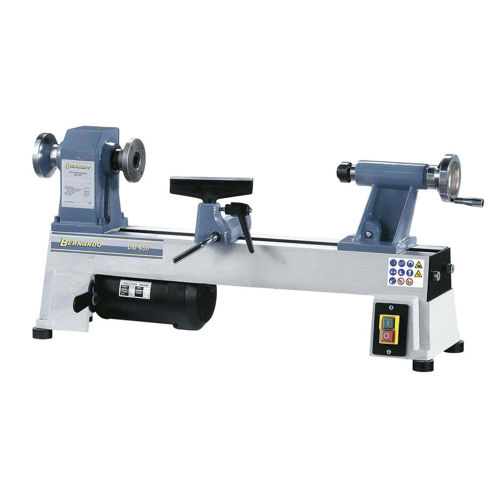 Tornio Bernardo DM 450 per legno con distanza punte 450 mm, struttura in ghisa e velocità a step fino a 3200 rpm, perfetto per hobbisti e artigiani.