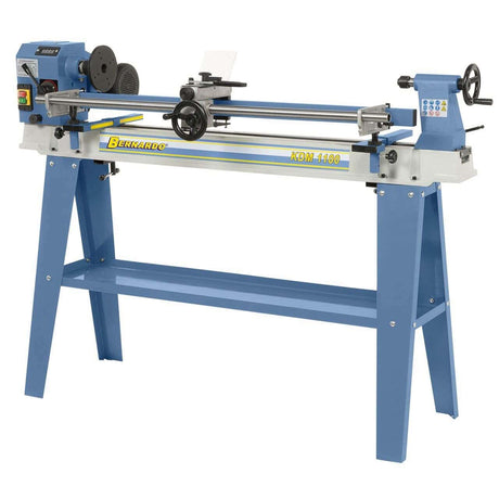 Tornio robusto in ghisa con dispositivo di copiatura, ideale per lavorazioni precise su pezzi lunghi, dotato di visualizzatore digitale, poggiattrezzi e accessori completi.