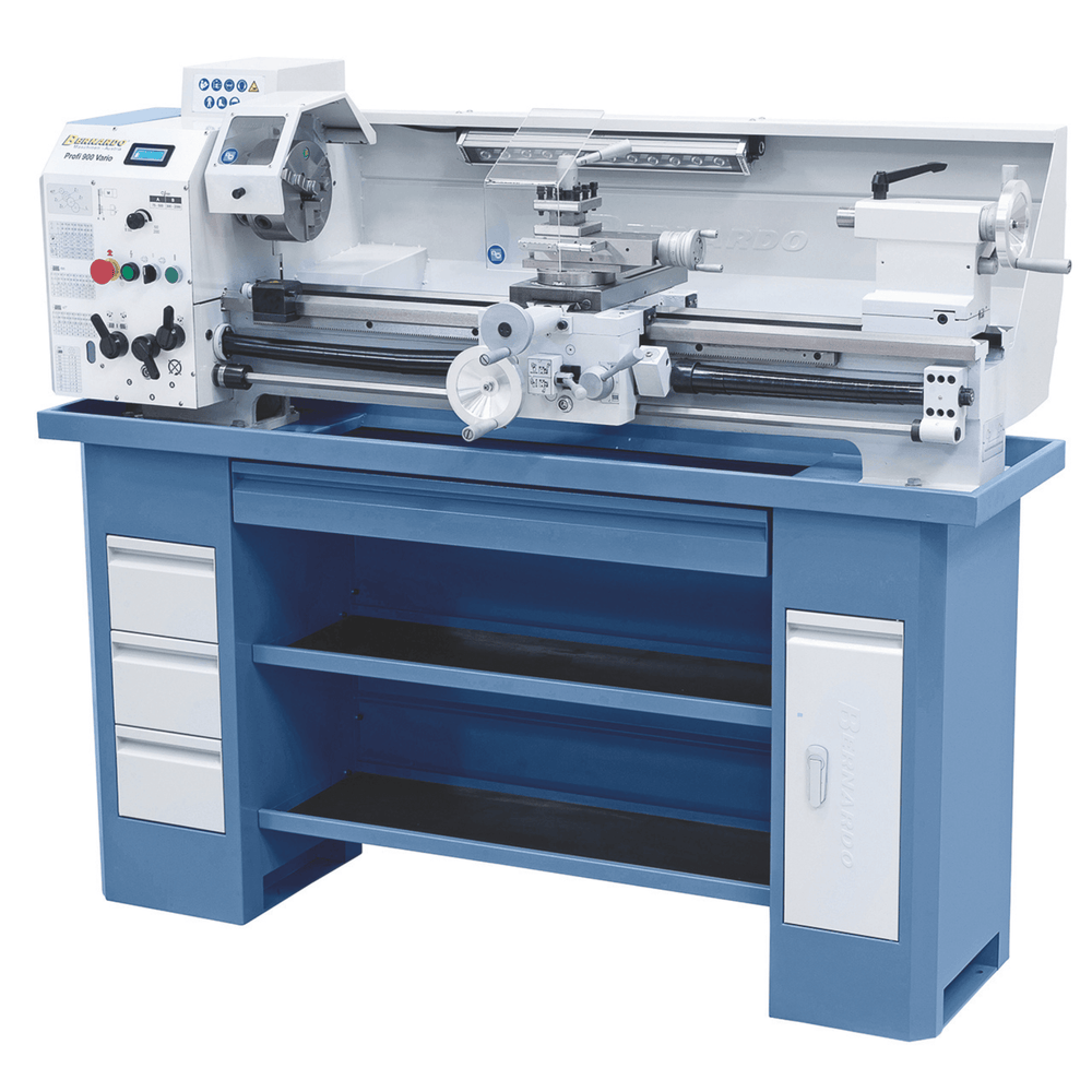 Vista del tornio di precisione Profi 900 Vario con basamento prismato, mandrino Ø 38 mm, indicatore digitale della velocità e luce LED integrata.