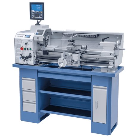  Vista frontale del tornio Profi 750 Vario con struttura compatta, torretta a 4 posizioni e display digitale montato: la scelta ideale per officine tecniche e scuole professionali.