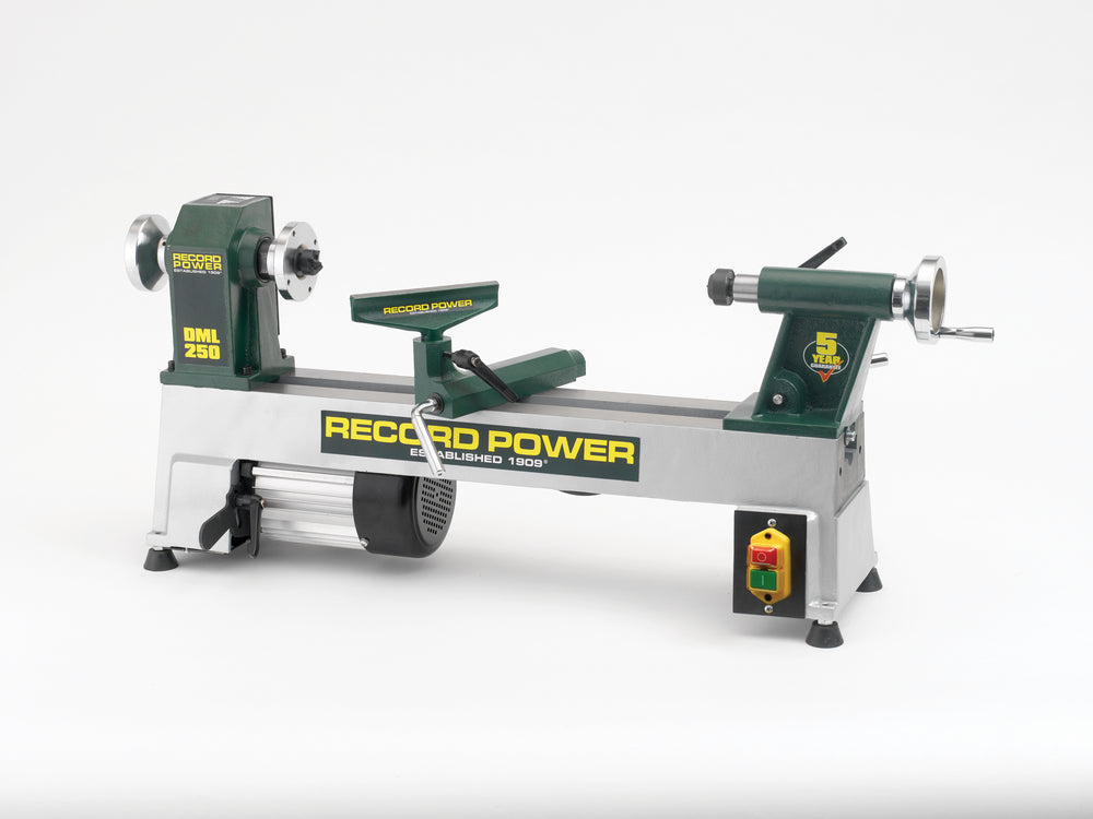 Tornio per legno Record Power DML250 con struttura in ghisa, 5 velocità e capacità di tornitura fino a 254 mm, ideale per hobbisti e piccoli laboratori.