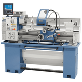 Vista frontale del tornio universale Standard 165 V-Top con bancale prismato rinforzato, ponte asportabile, portautensili rapido Multifix e visualizzatore digitale a 3 assi.